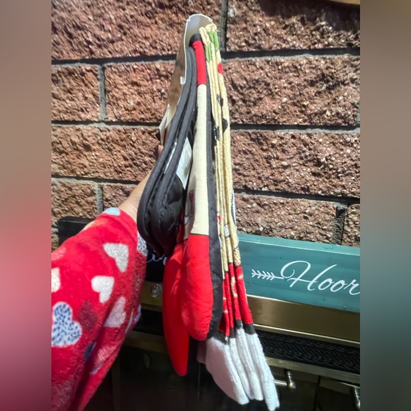 5~PCS CHEF LINEN 2 KITCHEN TOWELS 15" x 25"
1 OVEN MITT 13"
2 POTHOLDERS 7" x 8" - Picture 6 of 8